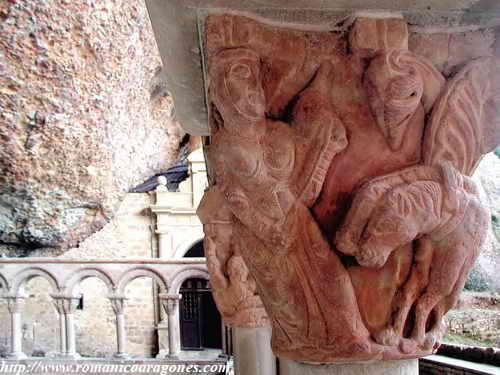 EVA, VESTIDA A LA USANZA DE DAMA MEDIEVAL, HILANDO